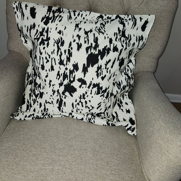 Set Of Two Black and White Decorative  Pillow Shams - Picture 1 of 4